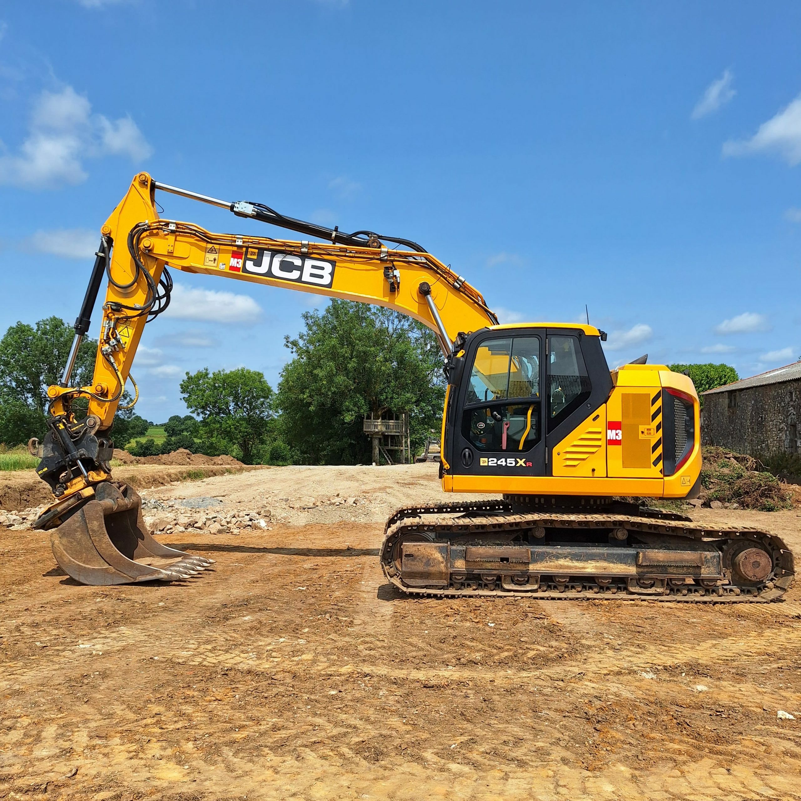 JCB 245XR COTE GAUCHE1 Acheter pelle 26T JCB 245XR occasion, très bon état, rototilt, graissage centralisé, caméras