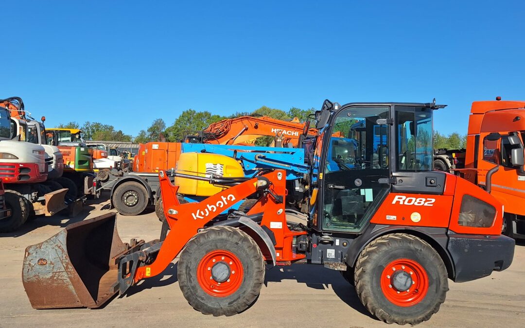 CHARGEUSE SUR PNEUS KUBOTA R082